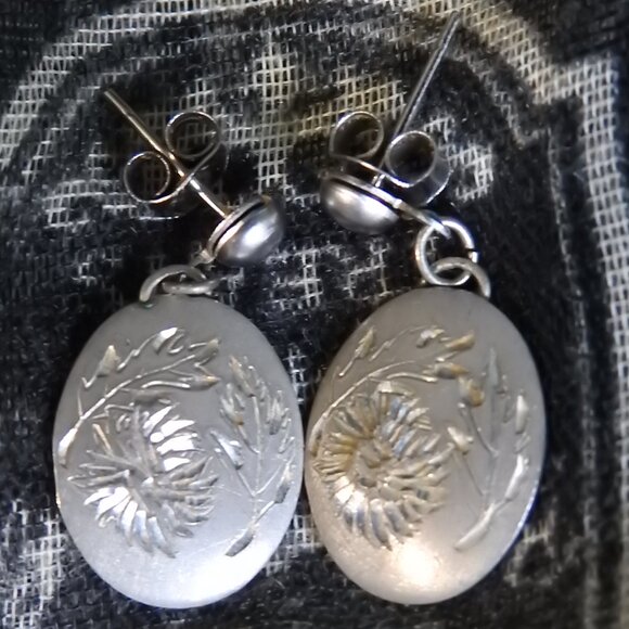 Nobska Craftsman Vintage Engraved Pewter Chrysanthemum Flower Earrings - Picture 4 of 9